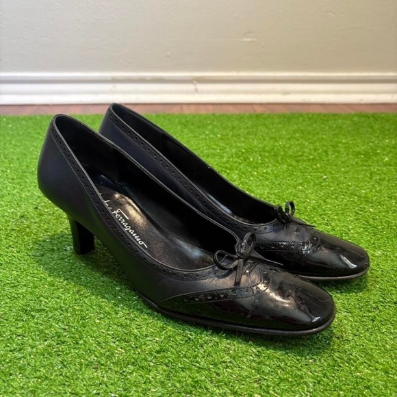 Salvatore Ferragamo Size 8 4A Black Leather Bow Kitten Heels Closed Toe Wing Toe - Picture 1 of 8